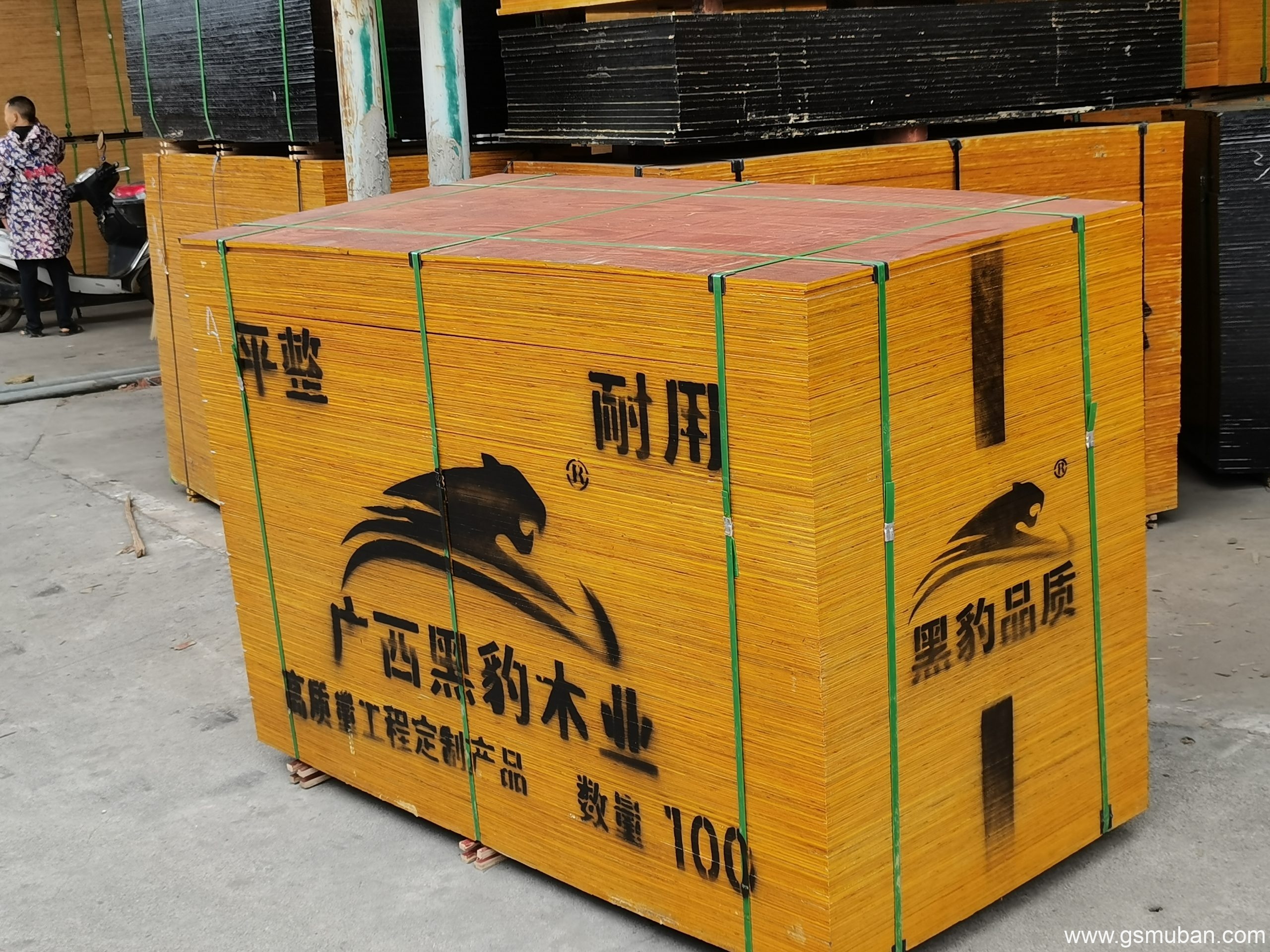 如何在**短時間內(nèi)找到**建筑模板采購?fù)緩剑? title=