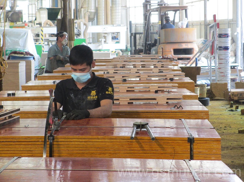 建筑紅木板批發(fā)哪個好?紅色模板如何選購 建筑紅木板批發(fā)哪個好?紅色模板如何選購