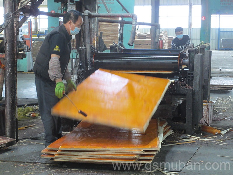 建筑紅木板批發(fā)哪個好?紅色模板如何選購 建筑紅木板批發(fā)哪個好?紅色模板如何選購